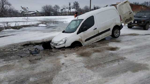Во Львовской области автомобиль провалился под землю