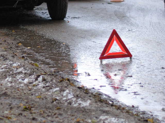В соцсетях опубликовали видео странного ДТП на Позняках в Киеве