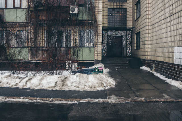 В Киеве возле многоэтажки нашли труп мужчины: фото и видео с места ЧП