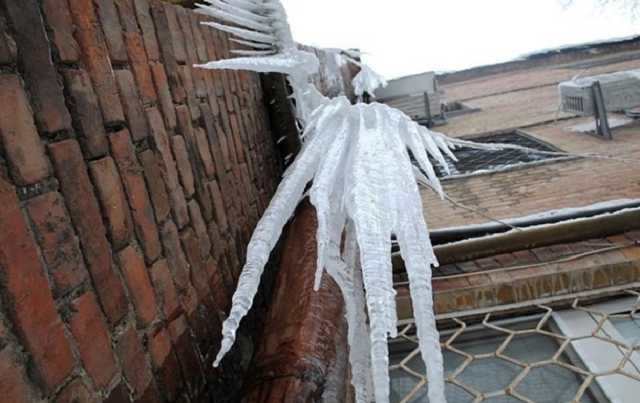 Под Полтавой сосулька чуть не убила подростка