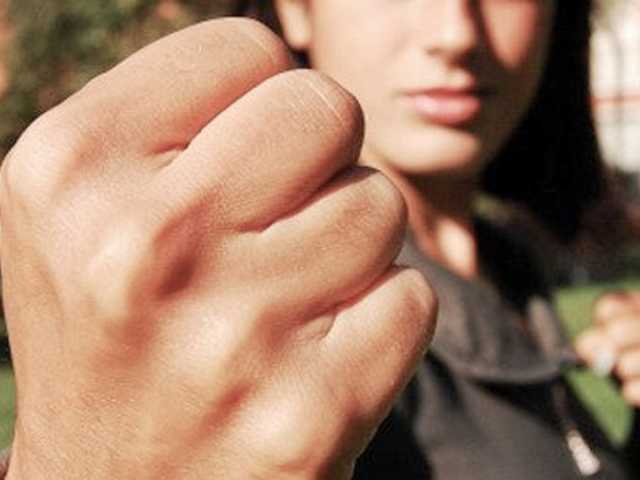 Во Львове молодой человек в подъезде напал на беременную женщину