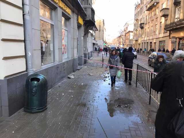 В центре Львова элемент фасада здания упал на прохожего