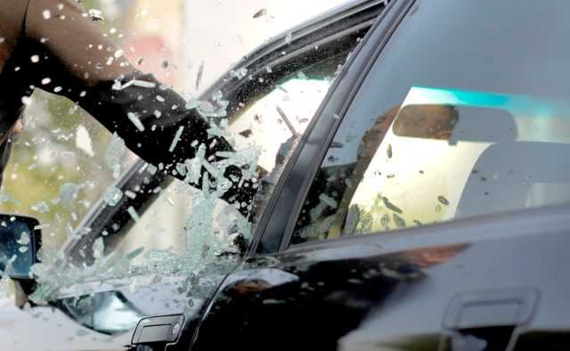 Грабеж средь бела дня: под Покровском сожгли машину и ограбили торгового представителя