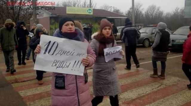 Требуют воду: в Одесской области жители одного из поселков перекрыли