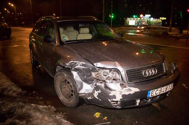 В Киеве водитель Audi поехал под «кирпич» и столкнулся с Volkswagen