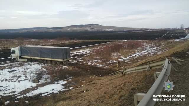 На трассе Киев - Чоп произошло ДТП, движение транспорта заблокировано