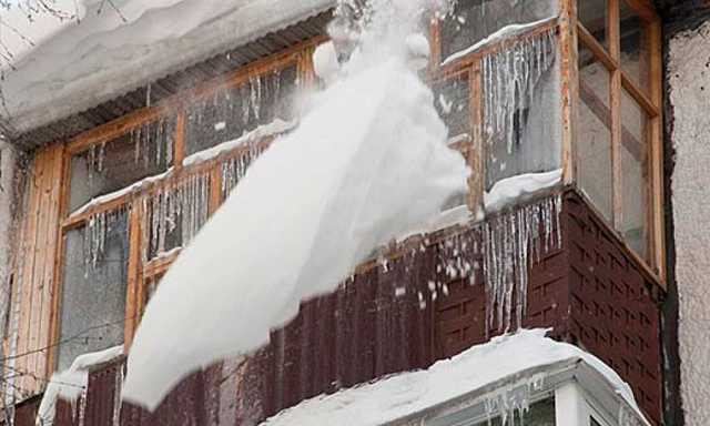 На Сумщине ледяная глыба рухнула на головы супругам