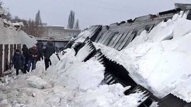 В Харькове под тяжестью снега на людей упала крыша гаражного кооператива