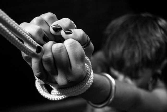 Изнасиловали, связали и бросили в подвал. Посреди Одессы неделю умирала женщина