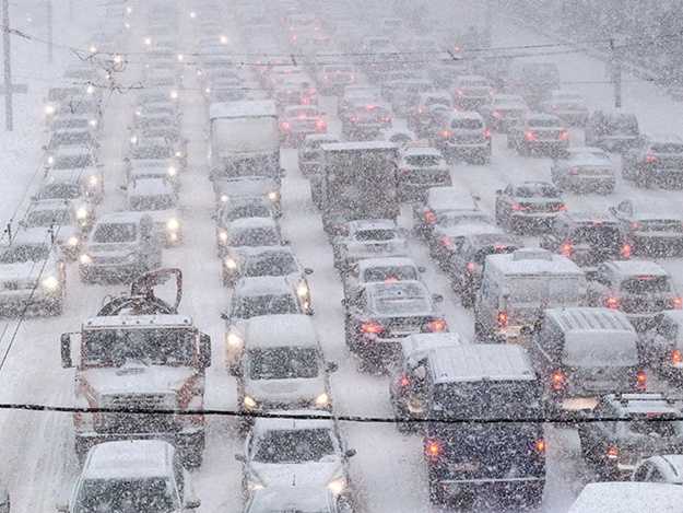 Киев накрыло снегопадом: улицы города скованы пробками