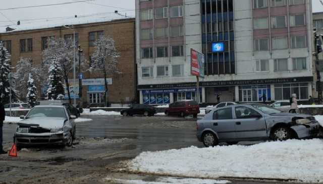 В Киеве после столкновения легковушка влетела в подземный переход