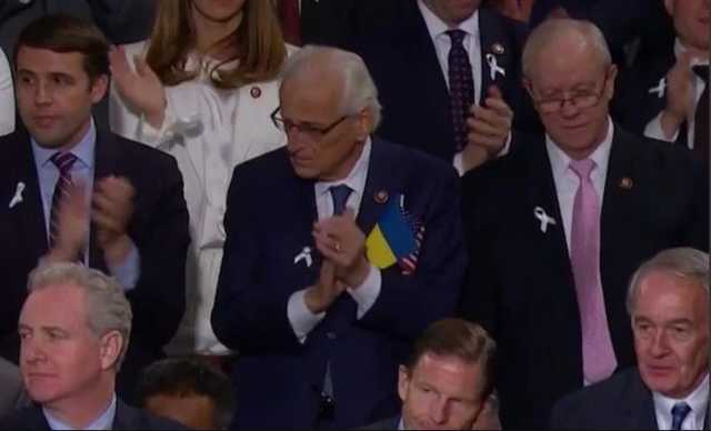 В знак солидарности: конгрессмен США слушал речь Трампа с флагом Украины