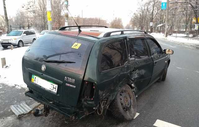 Развалилась на части: в Киеве водитель спровоцировал жесткое ДТП