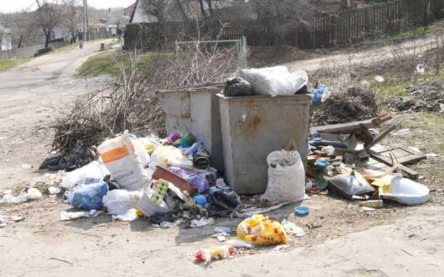 Київські пенсіонери побилися за продукти зі смітника