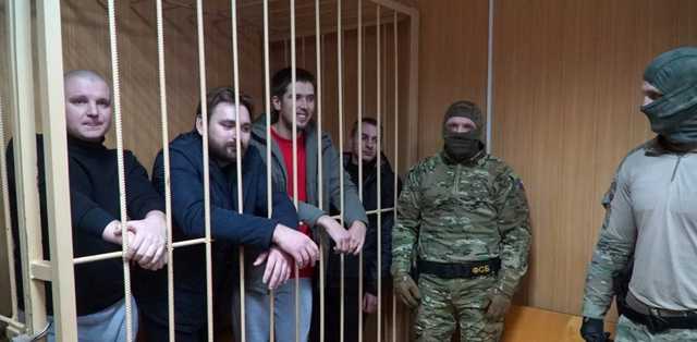Украинским морякам тюремщики показали фейковый сюжет о прекращении выплат их родным