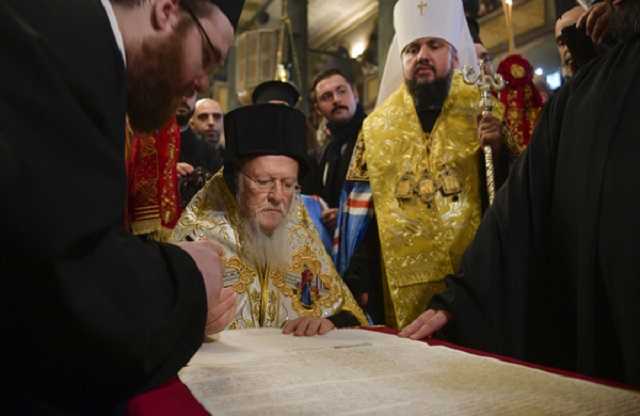 Минобразования: В следующем году школьники будут изучать получение Томоса об автокефалии