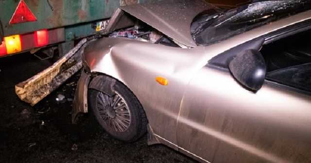 В Киеве на Теремках пьяный водитель Lanos влетел под стоящую фуру