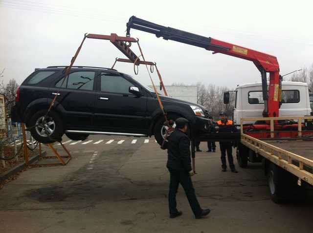 Начали действовать новые правила эвакуации неправильно припаркованных авто