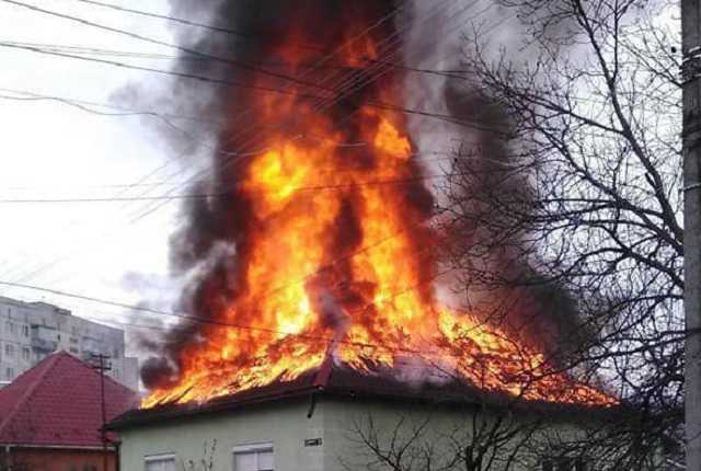 В Мукачево полицейские спасли семью, которая не подозревала, что их дом пылает