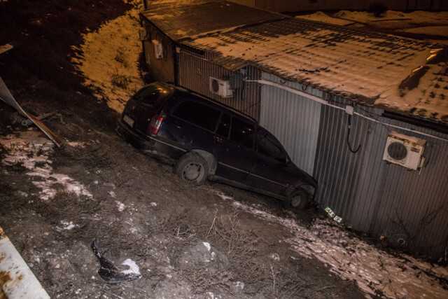 В Киеве пьяный водитель снес оградительный бордюр и "улетел" с дороги