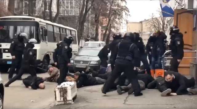 В Киеве спецназовец с криками «Ложись, Бандера» уложил на асфальт активиста: видео
