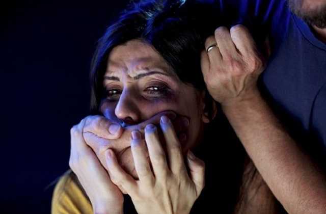 Под Запорожьем муж водил голую жену по улице