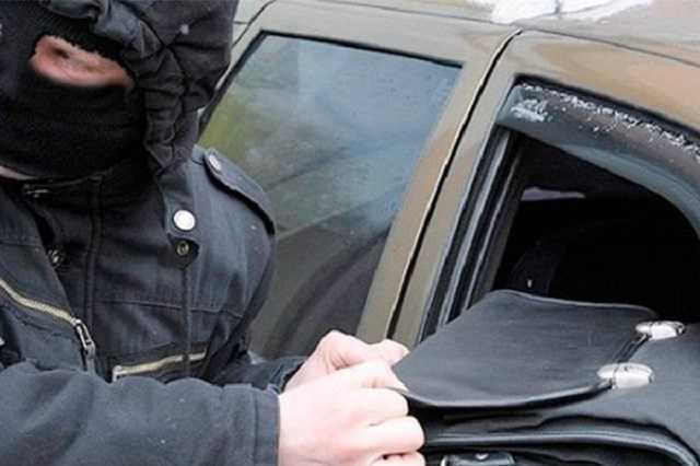 В Киеве трое в масках украли 40 тысяч долларов и скрылись на BMW