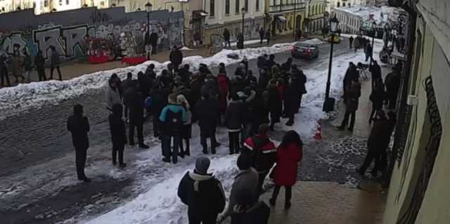 В Киеве пранкеры “развели” людей, организовав проплаченный митинг за несуществующего кандидата