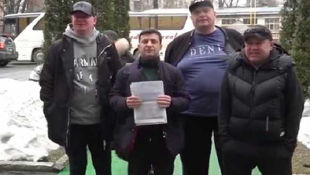 Зеленский с друзьями обратился к украинцам