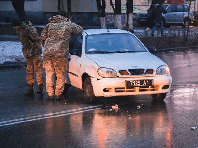 В Киеве на Соломенской дорогу не поделили полицейский Prius и военный Lanos