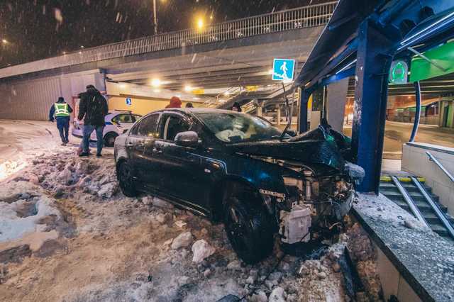 В Киеве пьяный водитель влетел в подземный переход