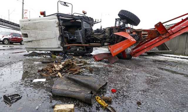 В Киеве грузовик снес с моста снегоуборочный трактор