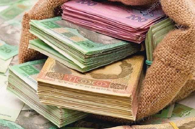 Спустил на жилье: в Киевской ОГА чиновник угодил в денежный скандал с переселенцами