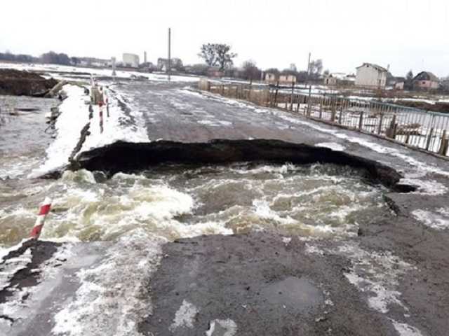 Уплыл за водой: в Житомирской области паводок разрушил мост