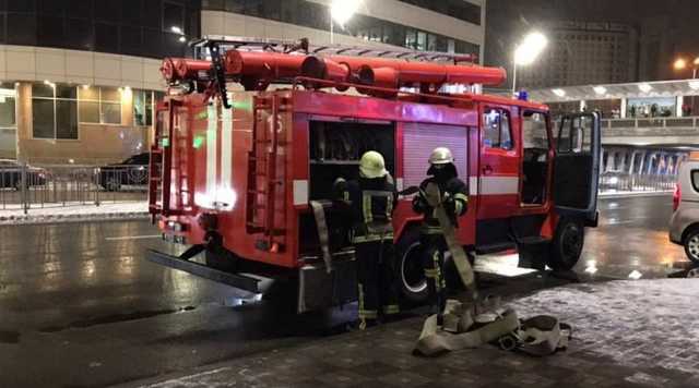 В Киеве у метро Левобережная сгорели два киоска