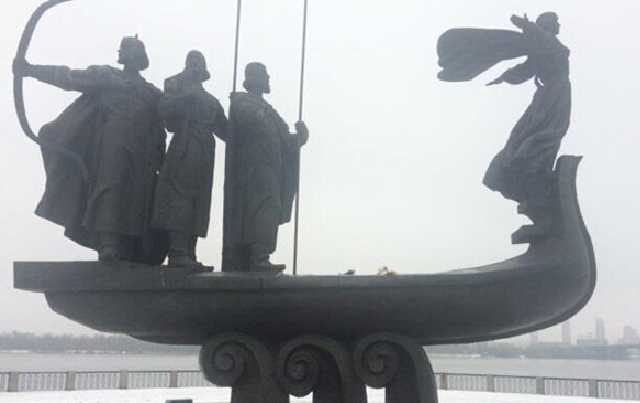Вандалы повредили памятник основателям Киева