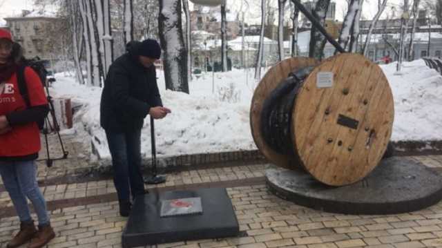 В центре Киева установили памятник презервативу