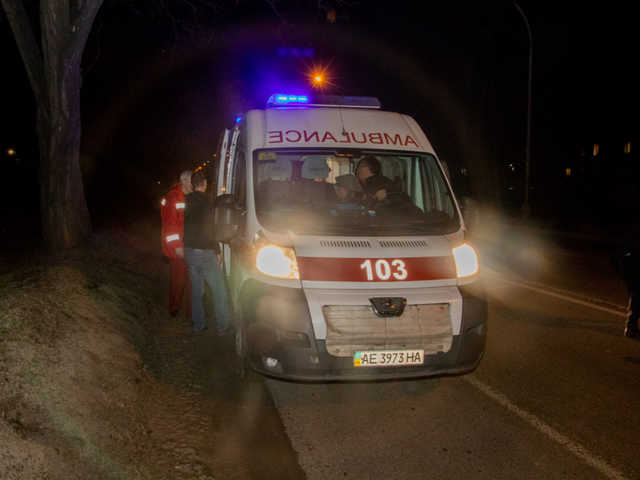 В Днепре мужчина бросился под колеса авто