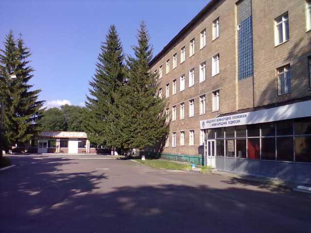 ’’Заменить некем!’’ Заклеивающую детям рот киевскую учительницу отказываются увольнять