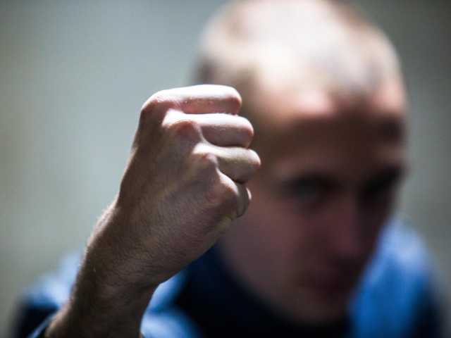 На Донетчине избили активиста, снимавшего раздачу денег за участие в выборах