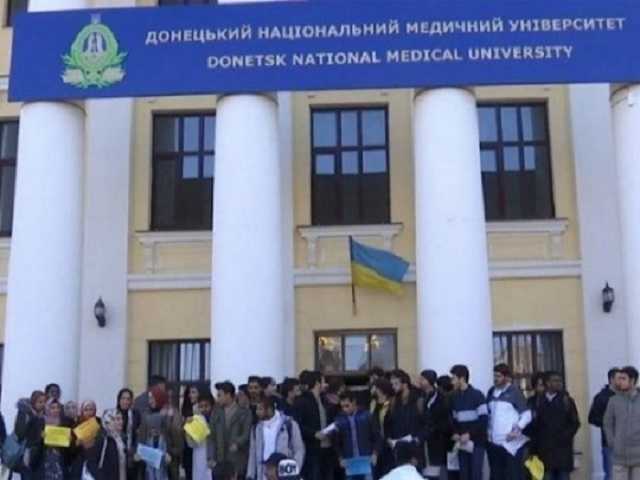 Скандал в Донецком медуниверситете: студентов-иностранцев вернули на учебу
