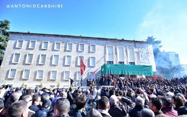 В Албании проходят массовые протесты