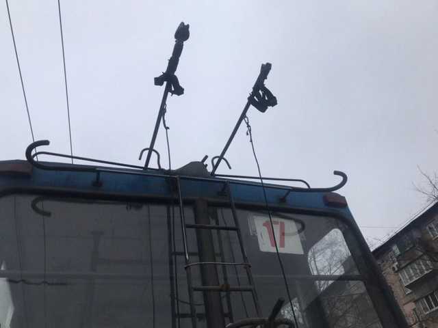 В Днепре у троллейбуса отпала деталь и повредила лобовое стекло автомобиля Kia
