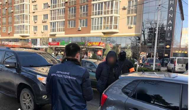 ДБР затриманло слідчого поліції за вимагання та отримання 2000 доларів США