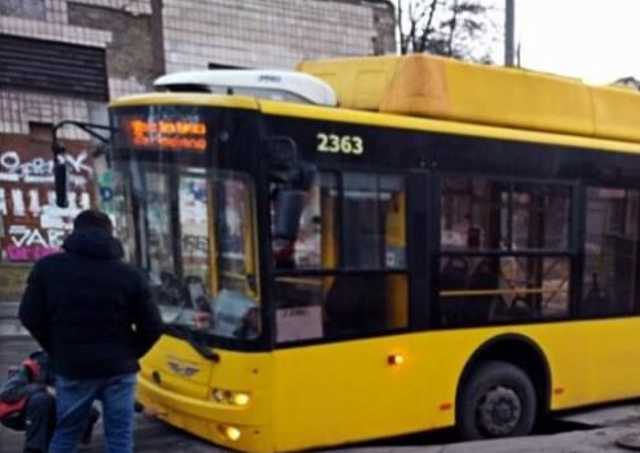В Киеве на улице Чернобыльской под троллейбусом провалился асфальт