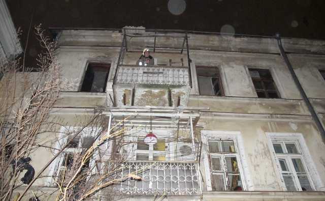 В центре Одессы горела заваленная мусором квартира