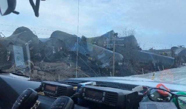 В Канаде сошли с рельсов 37 вагонов-цистерн с нефтью