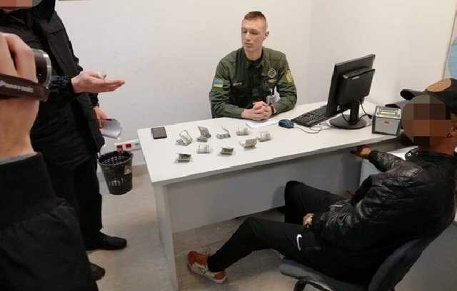 Украинские пограничники отказались от взяток в $900 и 10 тысяч рублей