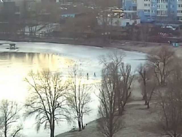 В Киеве подростки едва не погибли во время прогулки на озере: видео спасения