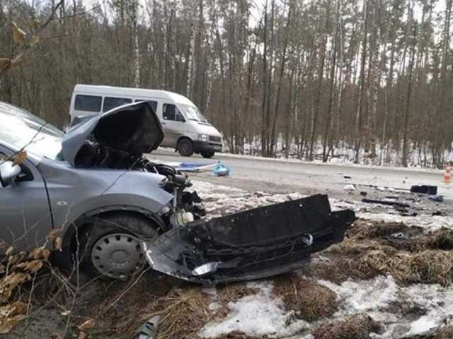 Вылетел на «встречку»: На Киевщине маршрутка влетела в Nissan, 10 пострадавших